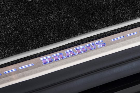 RGB-opplyst innstegsliste bakdør