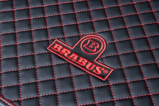 Bagasjeromsmatte i skinn – sort/rød, quiltet